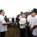 Menteri Kelautan dan Perikanan RI, Sakti Wahyu Trenggono (kiri) berdialog dengan Wakil Bupati Malang, Lathifah Shohib dan Kepala Desa Pujiharjo, Hendik Arso. Foto: Pemkab Malang