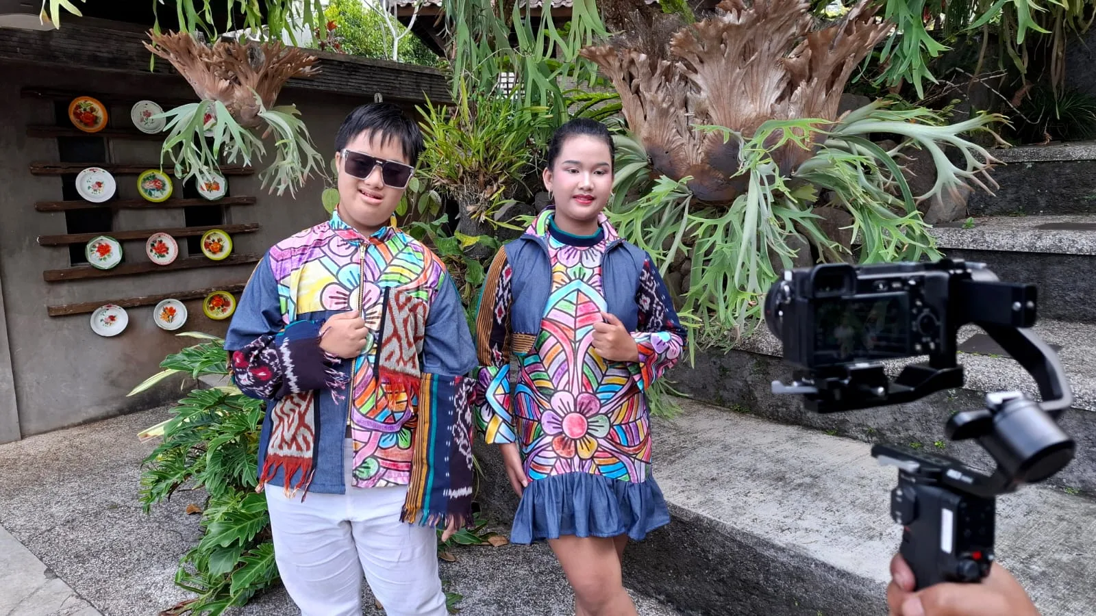 Sesi foto Nizam berpose bersama model mengenakan busana hasil karya terbarunya. Foto: Azmy