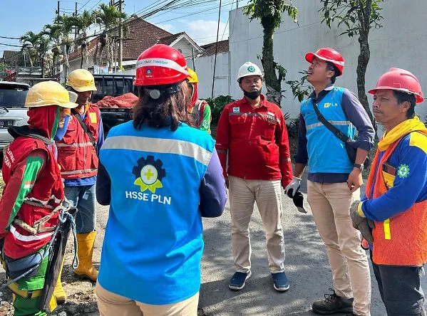 Safety briefing sebelum pelaksanaan pekerjaan pemeliharaan jaringan. Foto/dok