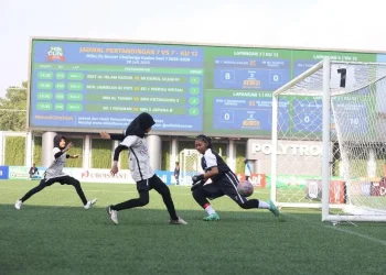 Pertandingan sepakbola putri muda dalam turnamen MilkLife Soccer Challenge 2025. (Foto/ist)