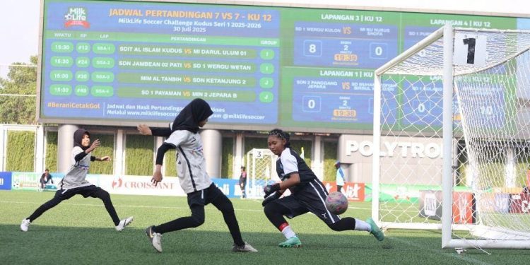 Pertandingan sepakbola putri muda dalam turnamen MilkLife Soccer Challenge 2025. (Foto/ist)