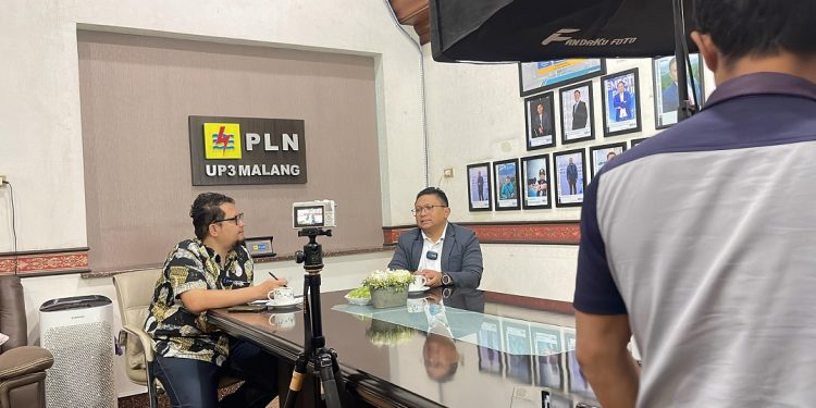 Manager PLN UP3 Malang, Agung Wibowo, saat podcast bersama Irham Thoriq CEO Tugu Medi Group. Foto/dok