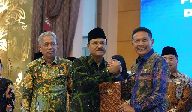 Wali Kota Malang dan Menteri Sosial RI tandatangi perjanjian pinjam pakai aset untuk operasional Sekolah Rakyat. (Foto/dok. Prokopim Setda Kota Malang).
