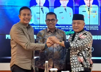 3 kepala daerah di Malang Raya bergandengan tangan ikrar nyata wujudkan pembangunan daerah terintegrasi. Foto: Azmy