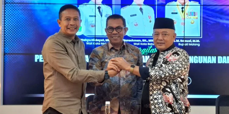 3 kepala daerah di Malang Raya bergandengan tangan ikrar nyata wujudkan pembangunan daerah terintegrasi. Foto: Azmy