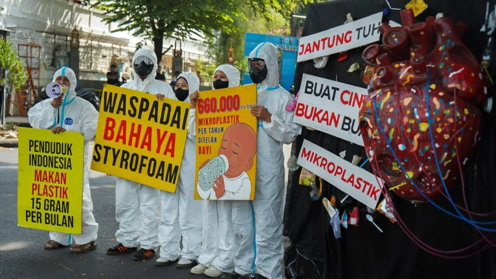 Aksi komunitas pecinta lingkungan atas bahaya cemaran mikroplastik dalam tubuh manusia. Foto: Dok