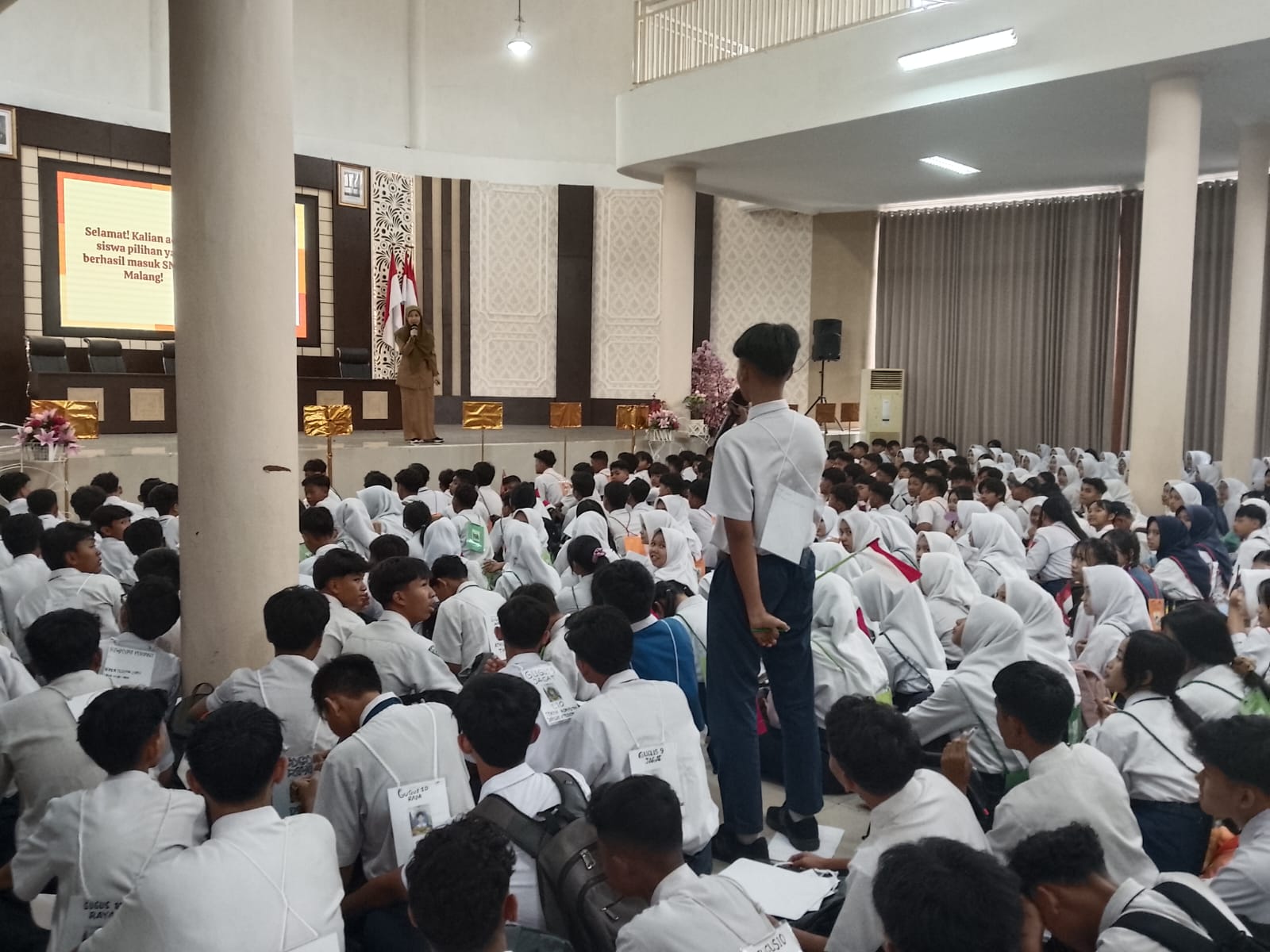 Antusias siswa SMK Negeri 2 Malang menjalani MPLS di hari pertama masuk sekolah. (Foto/M Sholeh)