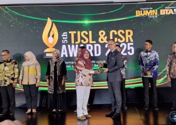 PJT I saat menerima penghargaan BUMN Track. Foto: Dok