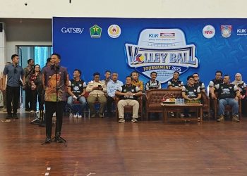 Wali Kota Malang, Wahyu Hidayat membuka turnamen Indomaret Volley Ball 2025 di GOR Ken Arok. (Foto/M Sholeh)