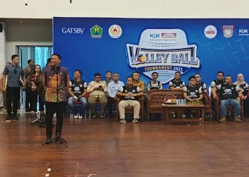 Wali Kota Malang, Wahyu Hidayat membuka turnamen Indomaret Volley Ball 2025 di GOR Ken Arok. (Foto/M Sholeh)