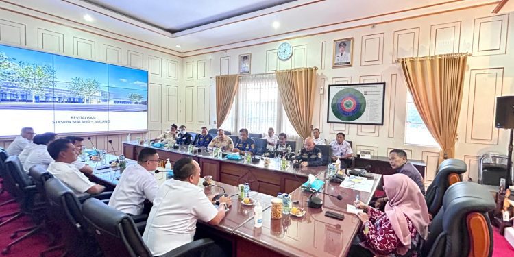 Audiensi antara KAI Daop 8 dan Pemkot Malang saat membahas rencana revitalisasi Stasiun Malang. (Foto/ist)