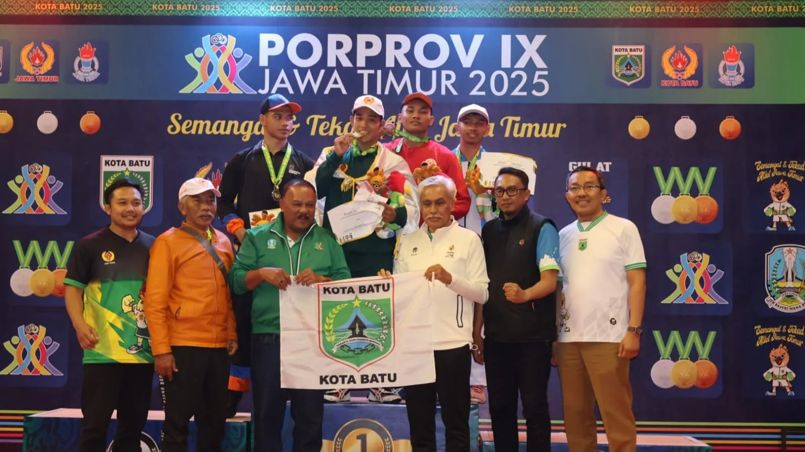 Atlet Gulat Kota Batu dan official