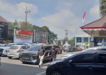 King Abdi memenuhi panggilan Polresta Malang Kota. (Foto/M Sholeh)