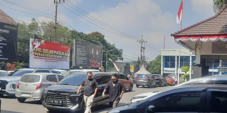 King Abdi memenuhi panggilan Polresta Malang Kota. (Foto/M Sholeh)