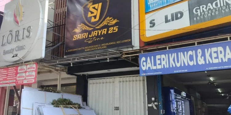 Toko miras Sari Jaya 25 di Jalan Soekarno-Hatta, Kota Malang yang menulai perbincangan publik usai dolipromosikan King Abdi di sosmed. (Foto/M Sholeh)