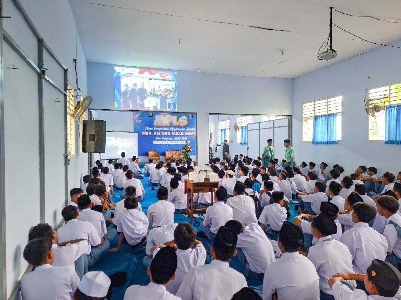 Siswa baru SMA An Nur Malang menyimak pemaparan pemateri pada rangkaian kegiatan MPLS./Foto: Dok. SMA An Nur.