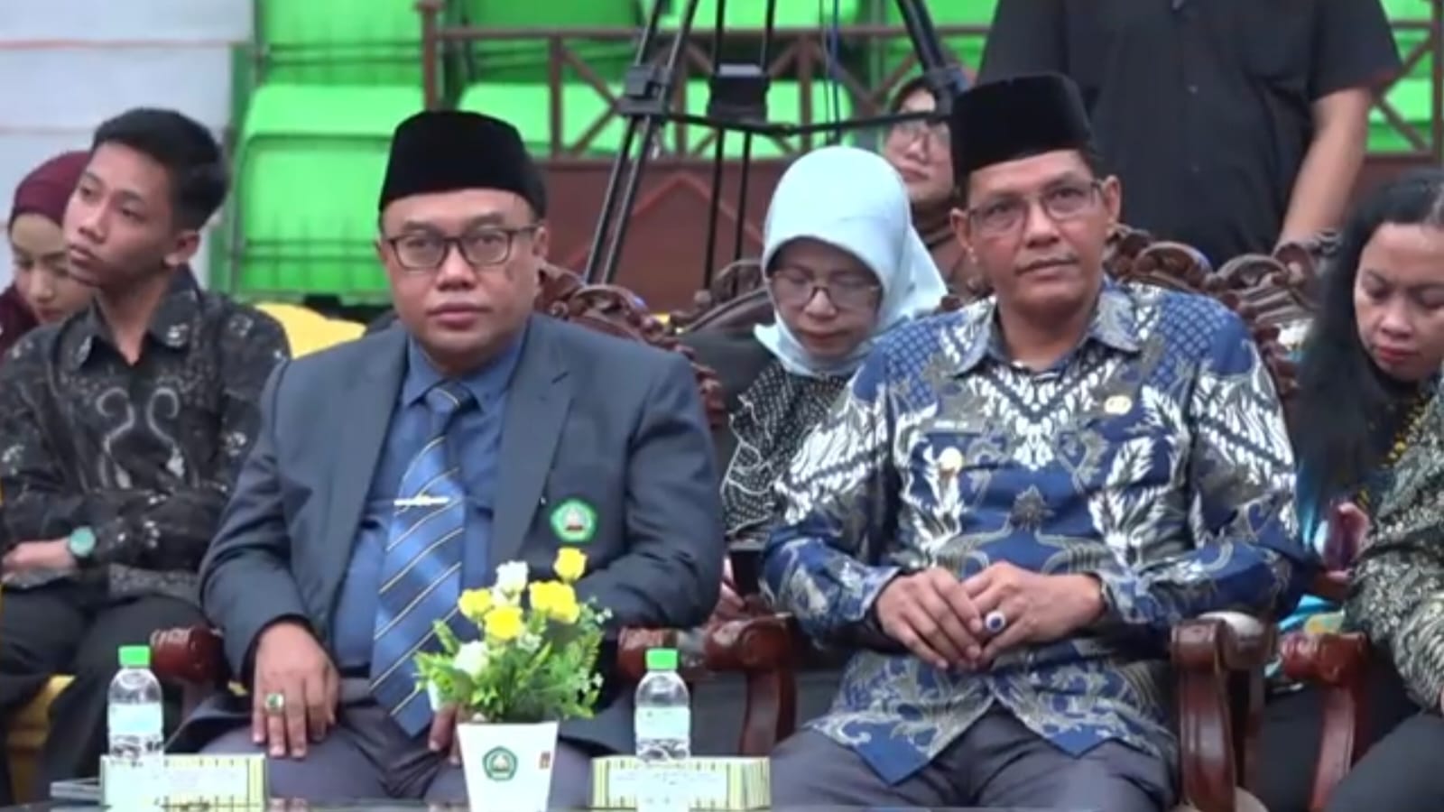 Wabup Kayong Utara, Amru Chanwari (kanan) didampingi Rektor Unisma Prof Junaidi hadiri Baiat Dokter Muslim FK Unisma ke-42. Foto: Dok