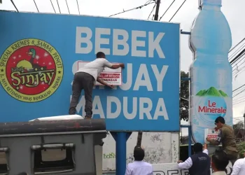 Papan reklame ilegal