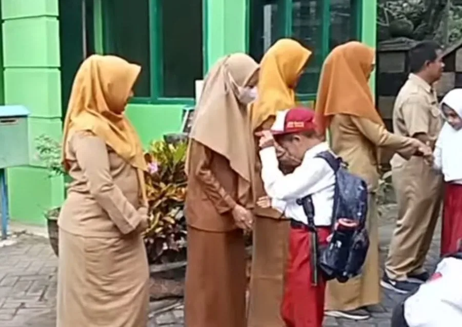 Hari pertama masuk sekolah di SDN Buring, Kota Malang. Foto/dok