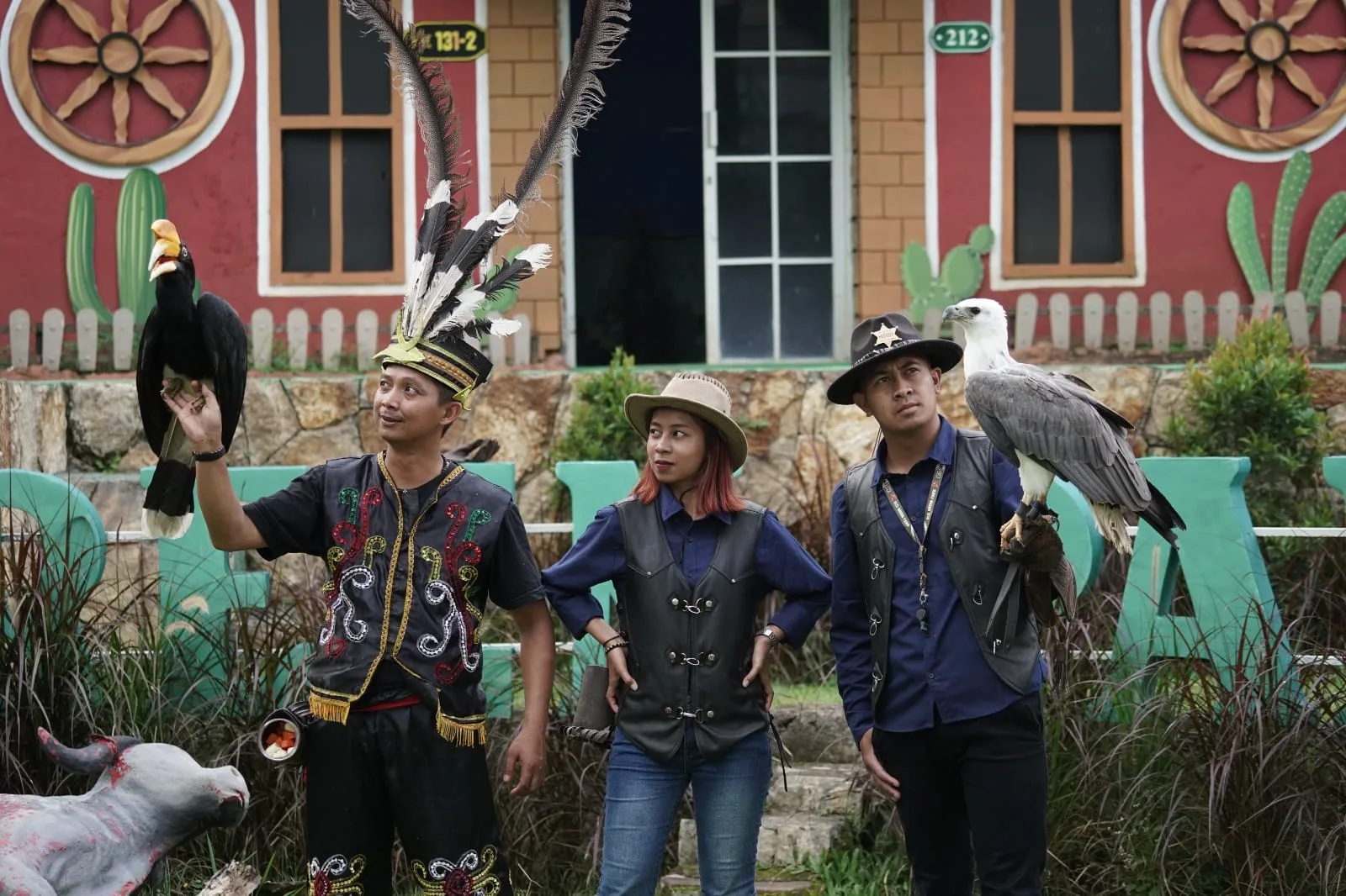 Atraksi burung elang hingga rangkok di acara Cowboy and Bird of Prey di Eco Active Park. Foto: Dok. Jatim Park Group