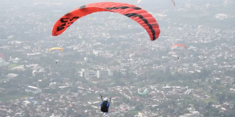 Perhelatan cabor paralayang Porprov Jatim 2025 di Kota Batu jadi momen kejayaan sport tourism. Foto: KONI Kota Batu
