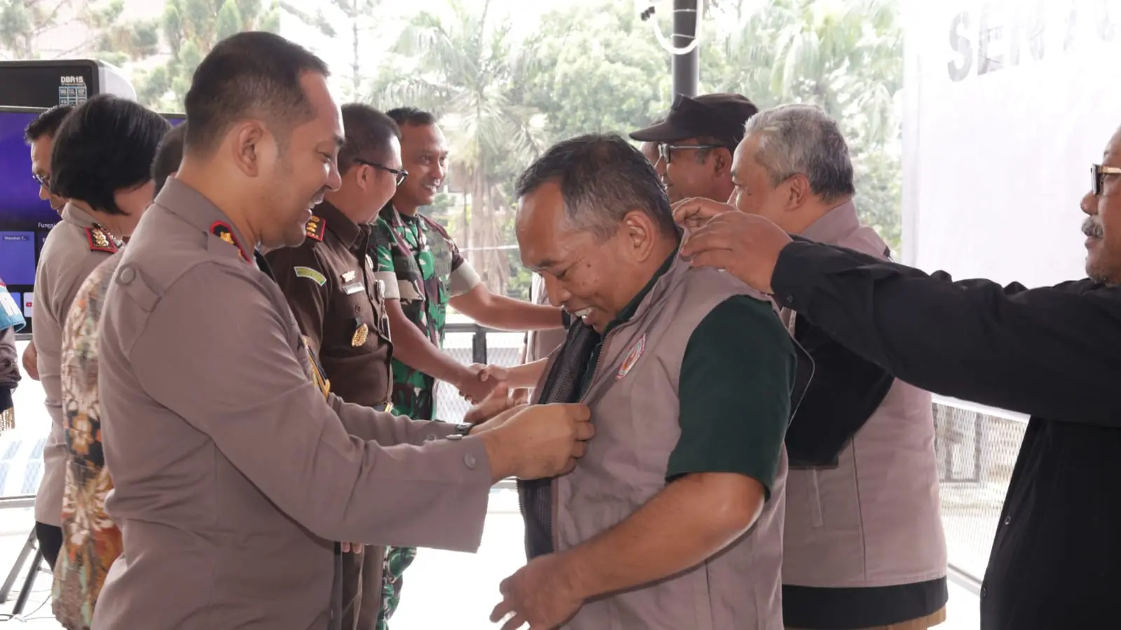 Kapolres Batu saat memakaikan rompi Satgas Keamanan kepada anggota perguruan silat. Foto: Polres Batu