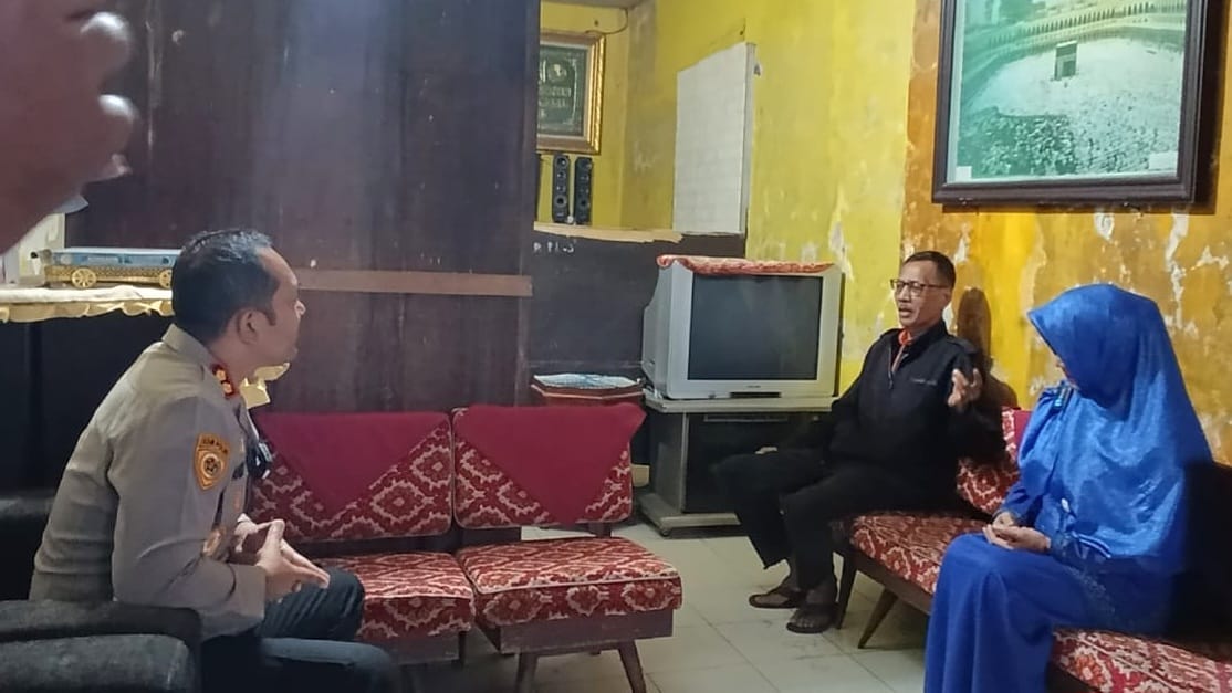 Kapolres Batu AKBP Andi Yudha Pranata saat menyambangi emak-emak yang viral seolah memuja-muja foto polisi. Foto: Azmy