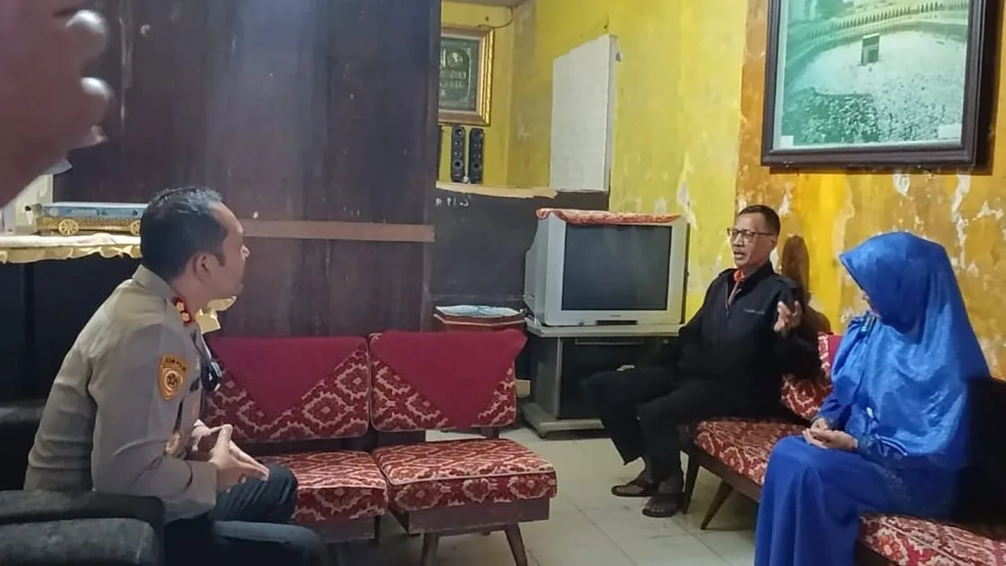 Kapolres Batu AKBP Andi Yudha Pranata saat menyambangi emak-emak yang viral seolah memuja-muja foto polisi. Foto: Azmy