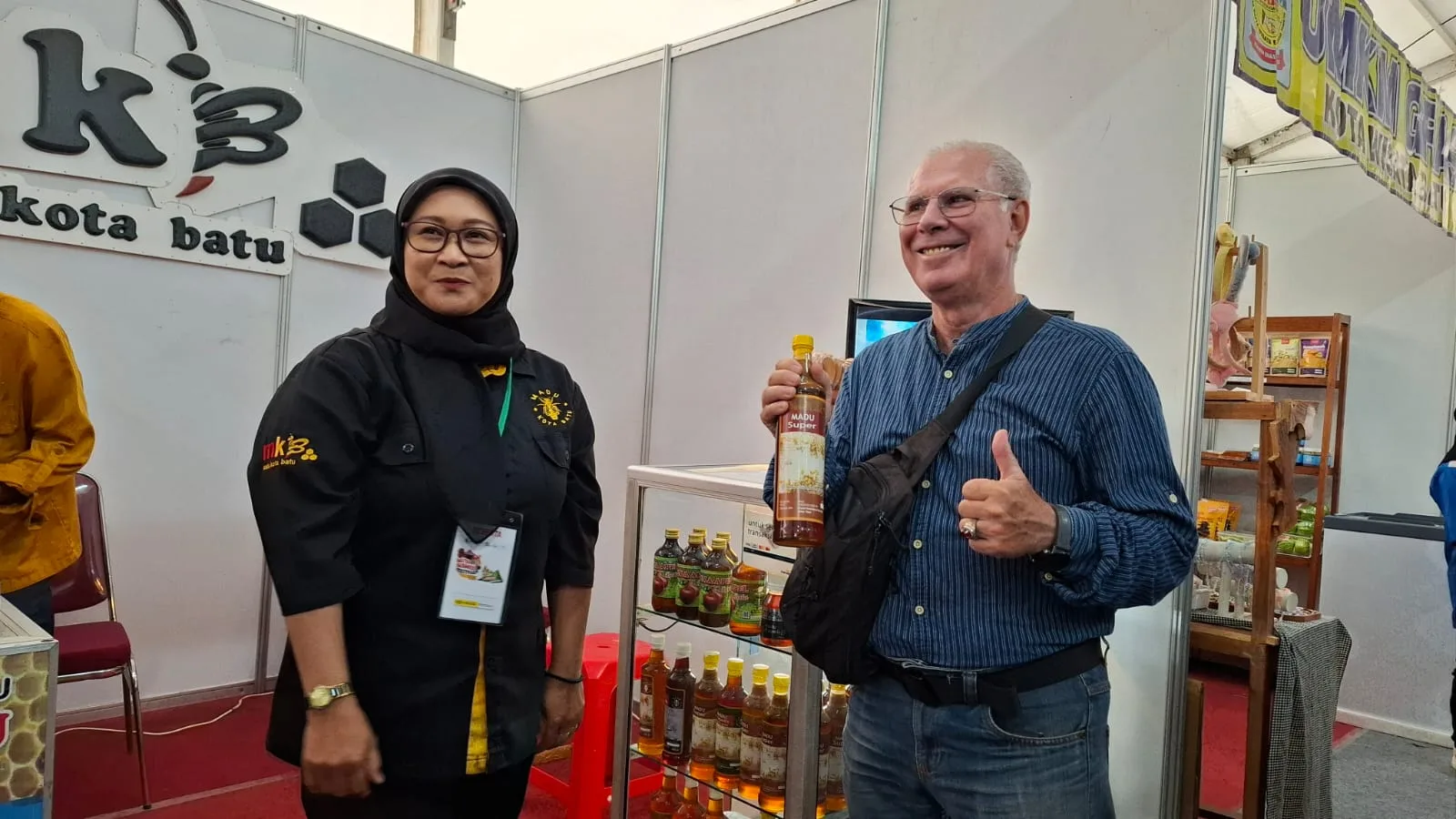 Salah satu wisatawan mancanegara saat mengunjungi Batu Bisnis Festival 2025. Foto: Azmy