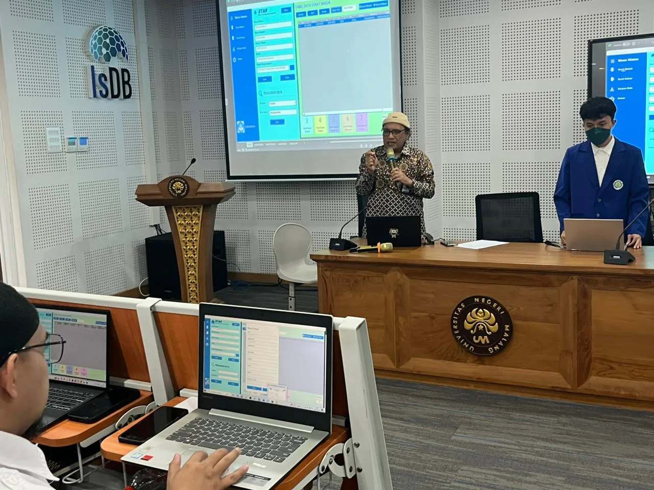  Ketua Tim Dosen AP UM, Dr. Raden Bambang Sumarsono, S.Pd, M.Pd memberikan pengarahan kepada peserta pelatihan./Foto: Tugumalang.id/Bagus Rachmad Saputra