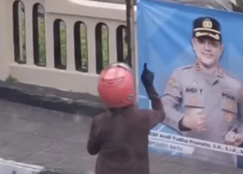 Tangkapan layar emak-emak beri hormat ke foto polisi. Foto: Ist