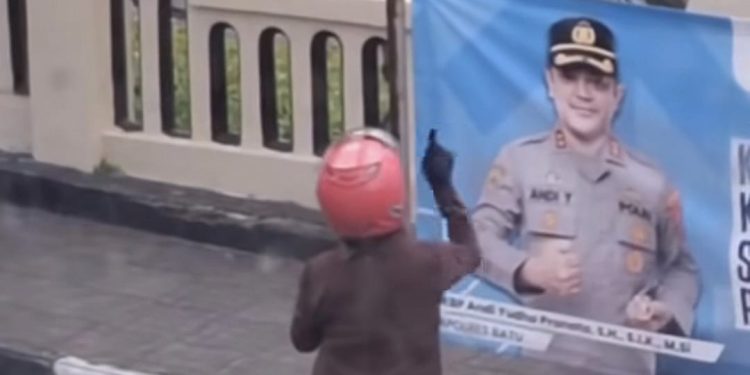 Tangkapan layar emak-emak beri hormat ke foto polisi. Foto: Ist