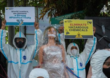 Aksi komunitas pecinta lingkungan atas bahaya cemaran mikroplastik dalam tubuh manusia. Foto: Dok
