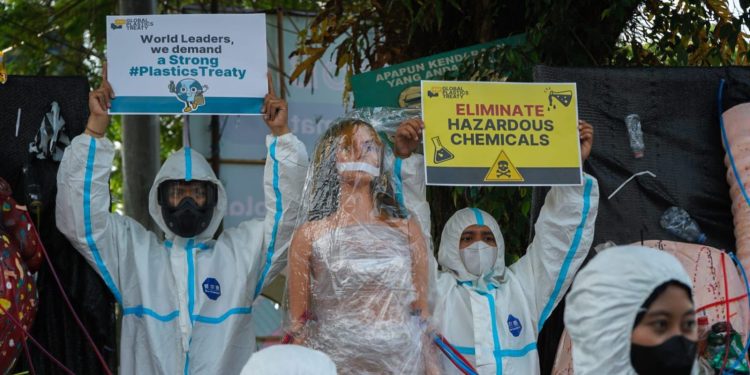 Aksi komunitas pecinta lingkungan atas bahaya cemaran mikroplastik dalam tubuh manusia. Foto: Dok
