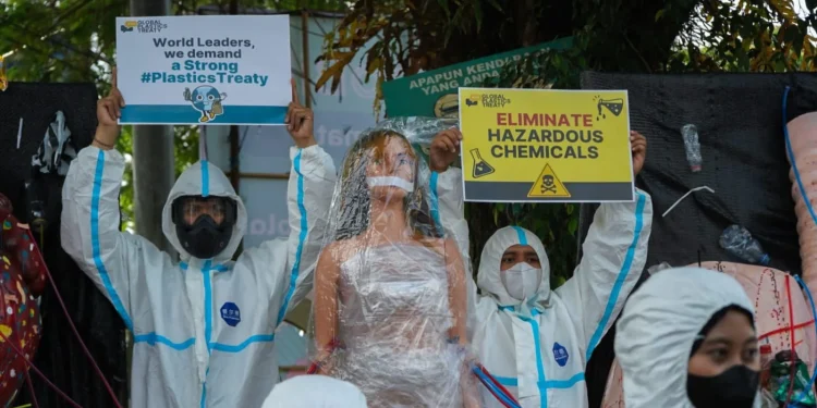 Aksi komunitas pecinta lingkungan atas bahaya cemaran mikroplastik dalam tubuh manusia. Foto: Dok