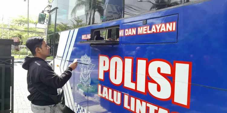 Layanan SIM Keliling Kota Malang, memudahkan masyarakat yang akan melakukan perpanjangan masa berlaku SIM./Foto: Tugumalang.id/Bagus Rachmad Saputra