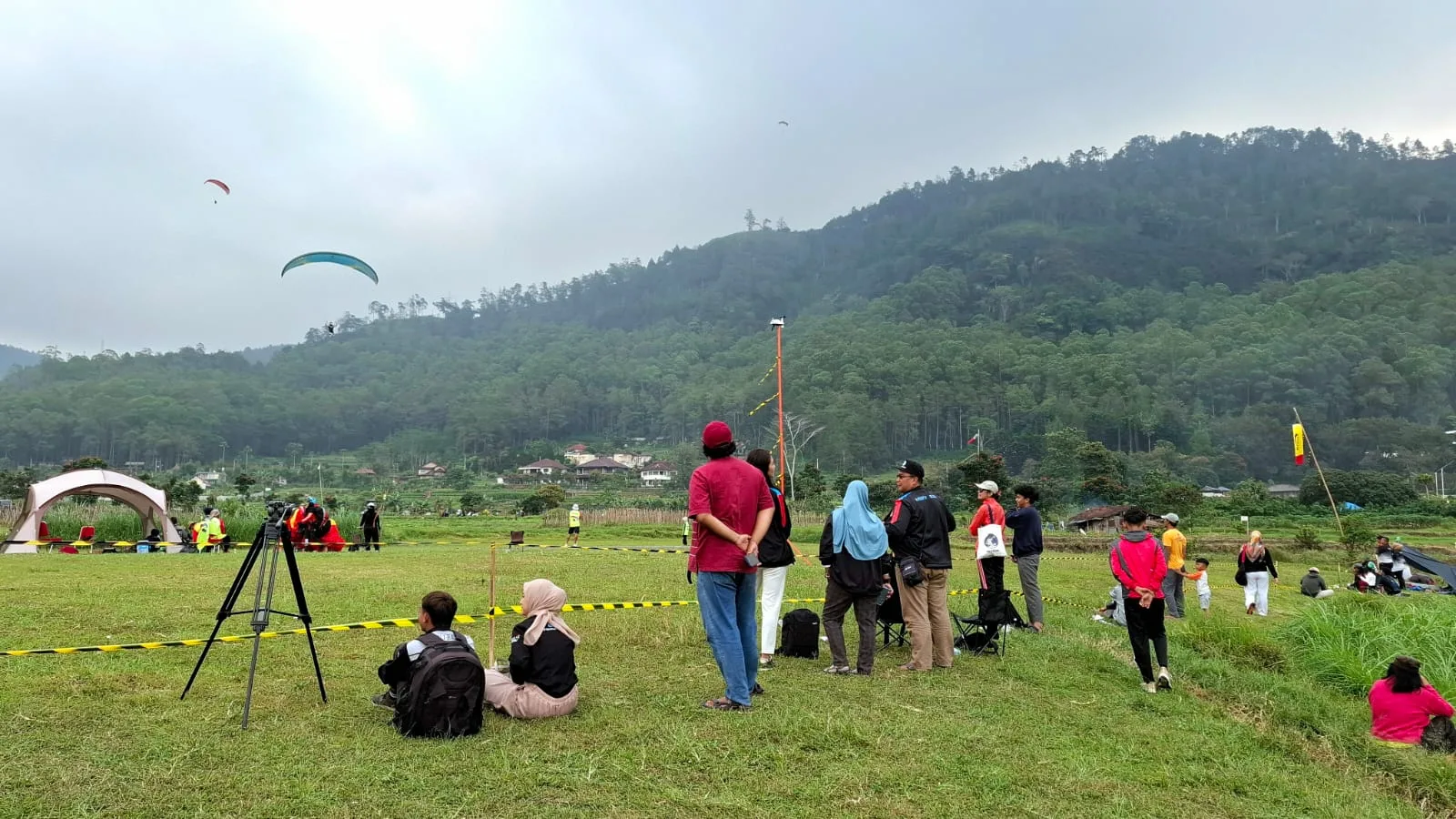 Suasana menonton kompetisi Porpov Jatim 2025 dengan lanskap alam pegunungan yang indah. Foto: Azmy