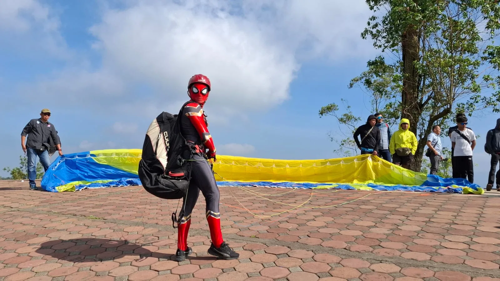 Aksi pilot spiderman warnai ajang BISTF 2025 yang digelar Dinas Pariwisata Kota Batu. Foto: Azmy