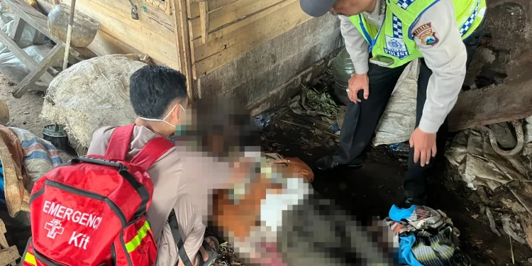 Petugas memeriksa jenazah gelandangan yang tewas di Pasar Dampit. Foto: Polsek Dampit
