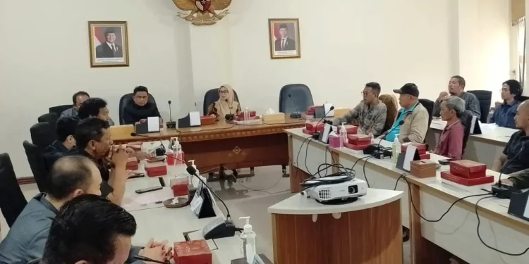 Audiensi warga dan anggota DPRD Kota Batu terkait rencana pembangunan lokasi dapur MBG. Foto: Dok.