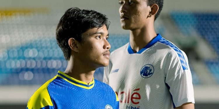 Dirilis awal Juli 2025 lalu, jersey anyar Arema FC musim 2025/2026 mendapat antusiasme luar biasa dari suporter. /Foto: Tangkapan layar Instagram @aremafcofficial
