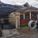 Petugas menjaga rumah warga Blimbing yang menjadi lokasi penemuan benda diduga granat. (Foto/M Sholeh)