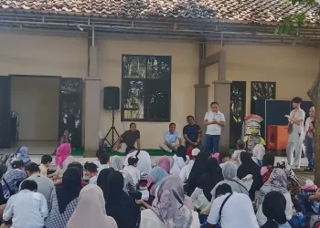 Wakil Wali Kota Malang, Ali Muthohirin berinteraksi dengan anak anak disabilitas di Kecamatan Kedungkandang. (Foto/M Sholeh)