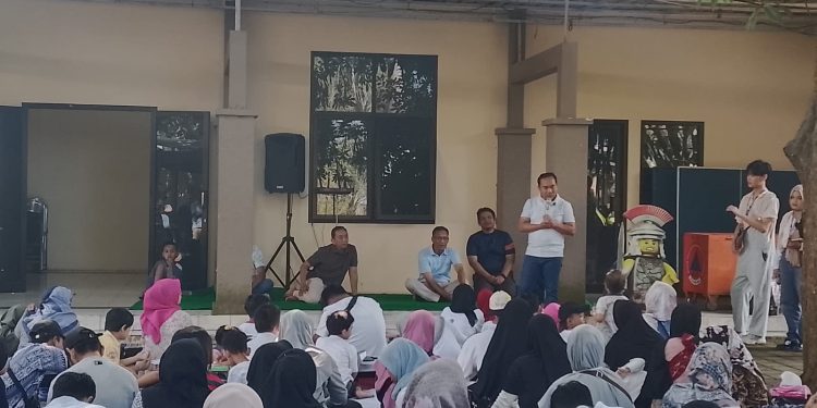 Wakil Wali Kota Malang, Ali Muthohirin berinteraksi dengan anak anak disabilitas di Kecamatan Kedungkandang. (Foto/M Sholeh)