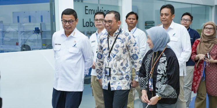 Kepala BPOM RI saat berkunjung ke pusat riset atau R&D ParagonCorp. Foto: Dok.