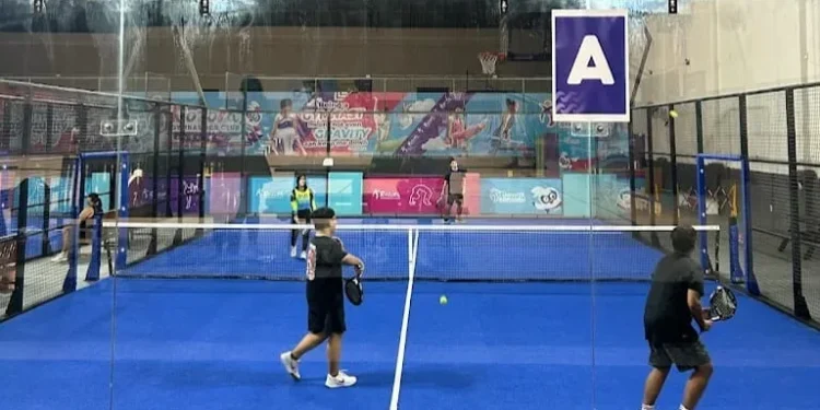Rekomendasi tempat bermain Padel di Malang yang wajib diketahui para pecinta olahraga tersebut. /Foto: Google Review Mandala Sport Center/Erryn Paramytha.