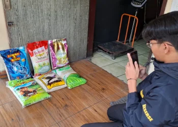 Satgas Pangan Kabupaten Malang beli 6 merek beras premium untuk diperiksa di lab. Foto: Aisyah Nawangsari Putri