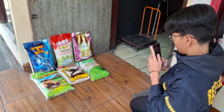 Satgas Pangan Kabupaten Malang beli 6 merek beras premium untuk diperiksa di lab. Foto: Aisyah Nawangsari Putri