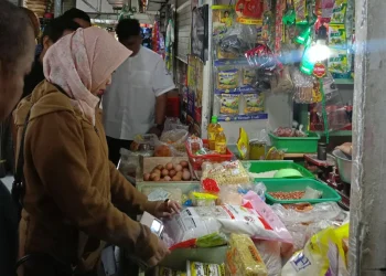 Tim Satgas Pangan Kota Malang melakukan sidak peninjauan beras oplosan. (Foto/ist)