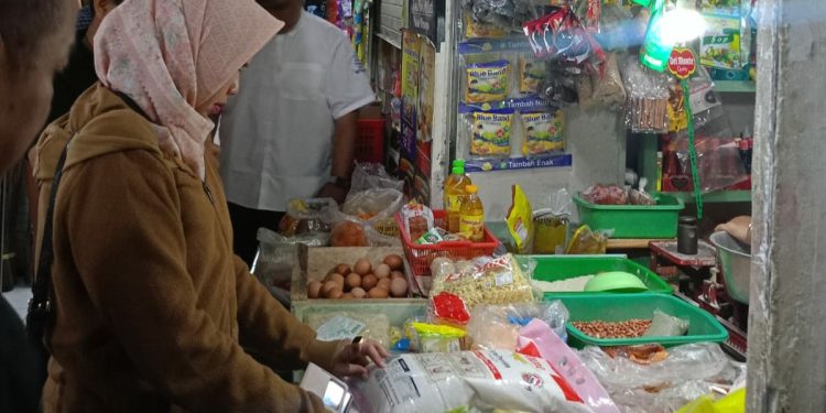 Tim Satgas Pangan Kota Malang melakukan sidak peninjauan beras oplosan. (Foto/ist)